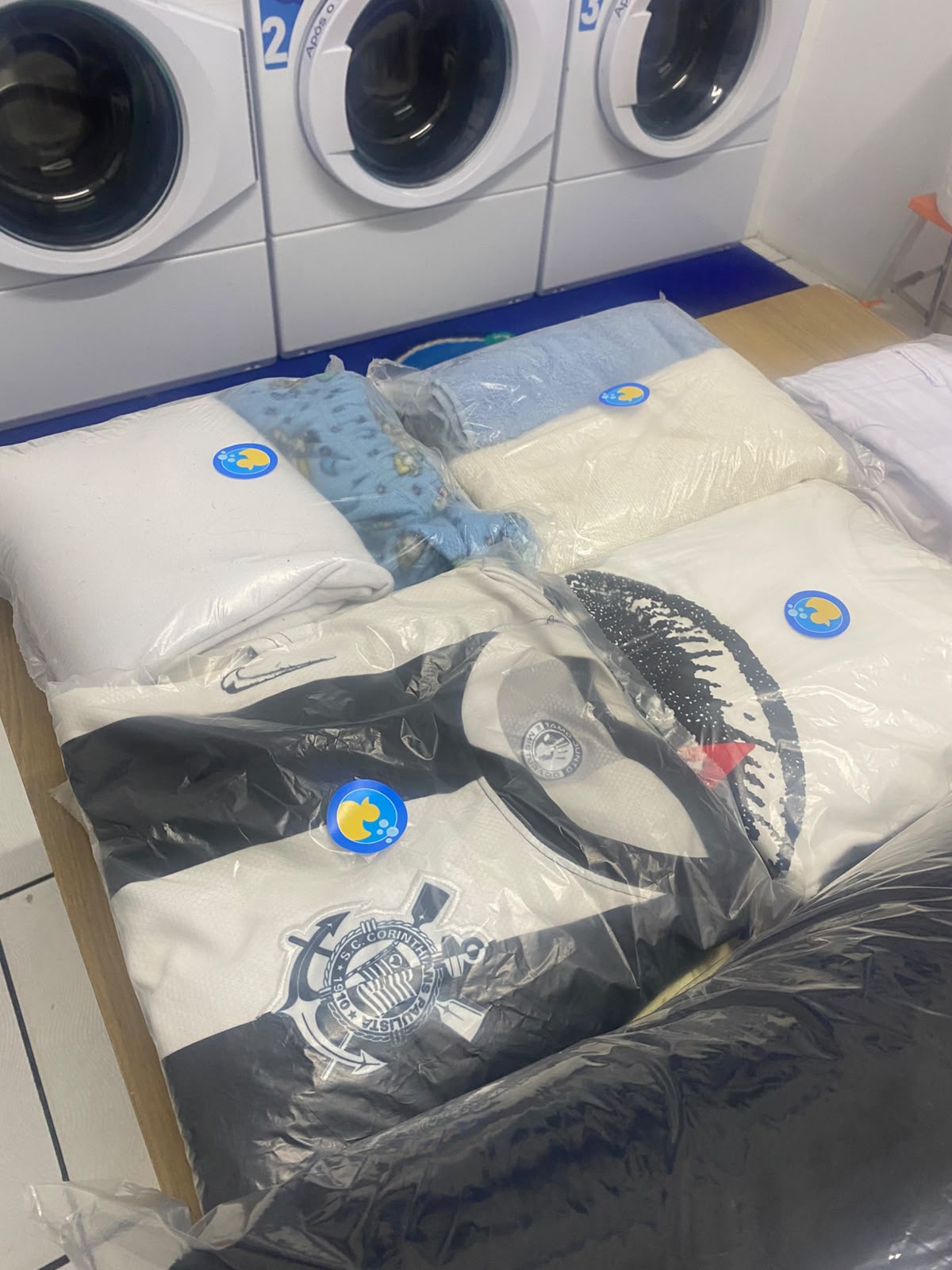 Roupas embaladas para entrega